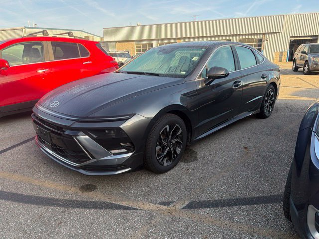 Used 2025 Hyundai Sonata SEL FWD image 2