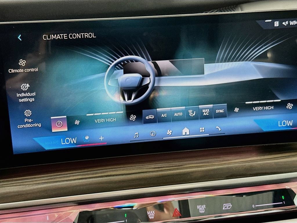 Used 2023 BMW 740i w/ Parking Assistance Package RWD image 17