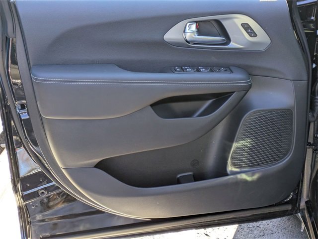 Certified 2026 Chrysler Pacifica Select image 12