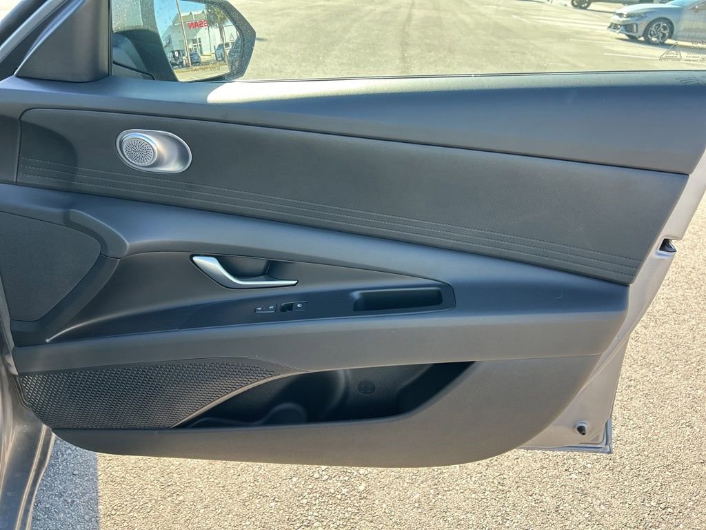 Used 2025 Hyundai Elantra SE image 39