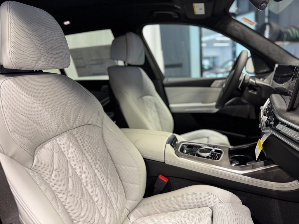 Used 2026 BMW X7 xDrive40i w/ M Sport Package AWD/4WD image 28