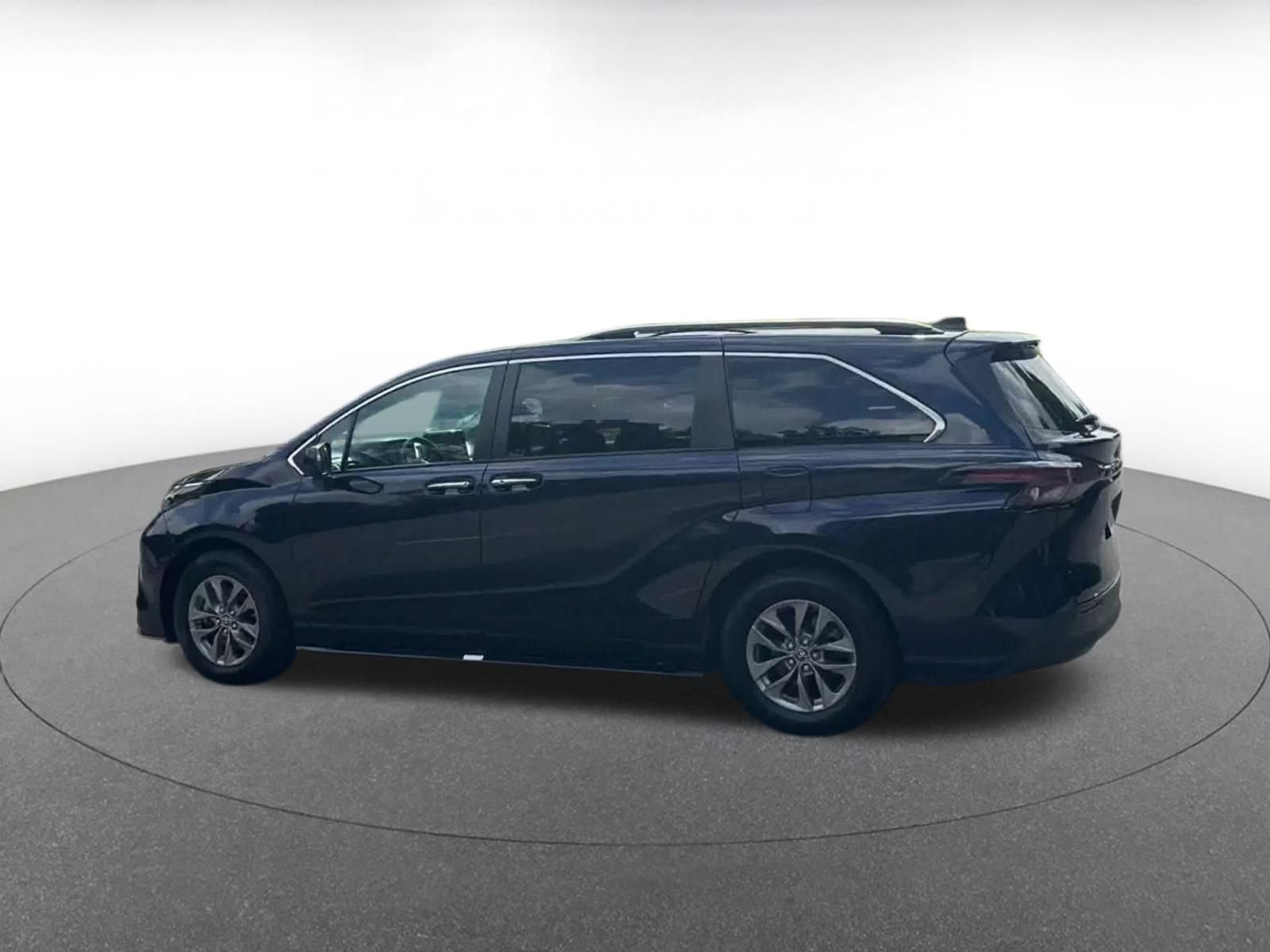 Used 2024 Toyota Sienna XLE FWD image 9