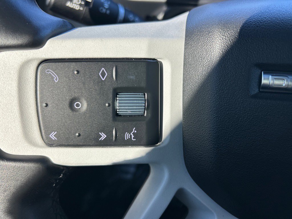 Used 2023 Land Rover Defender 130 X-Dynamic SE image 28