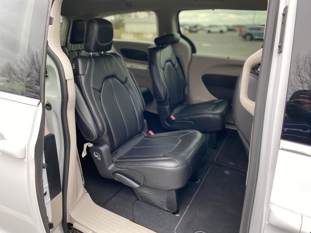 Used 2024 Chrysler Pacifica Touring-L image 15