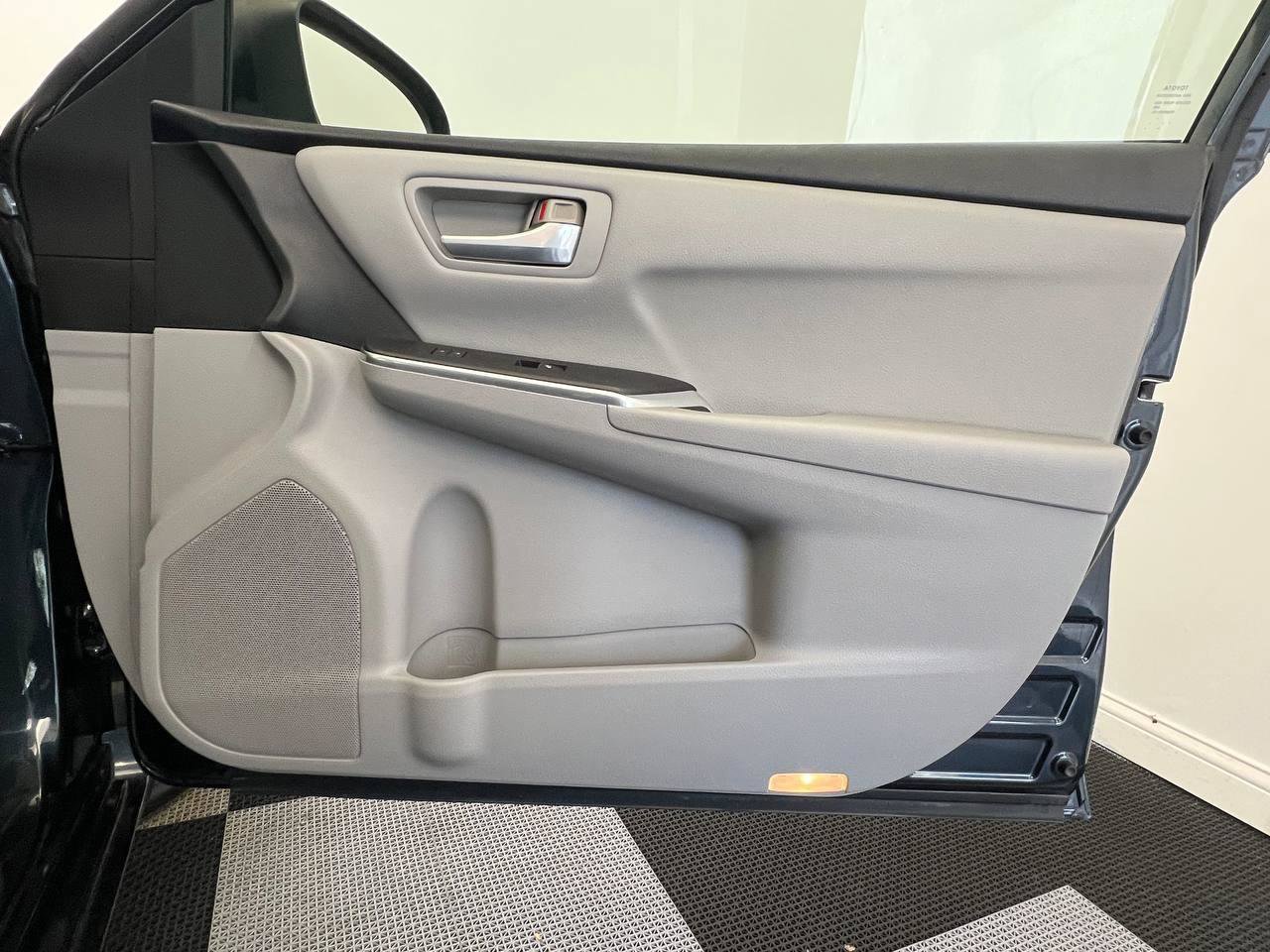 Used 2015 Toyota Camry SE w/ Moonroof Package FWD image 11