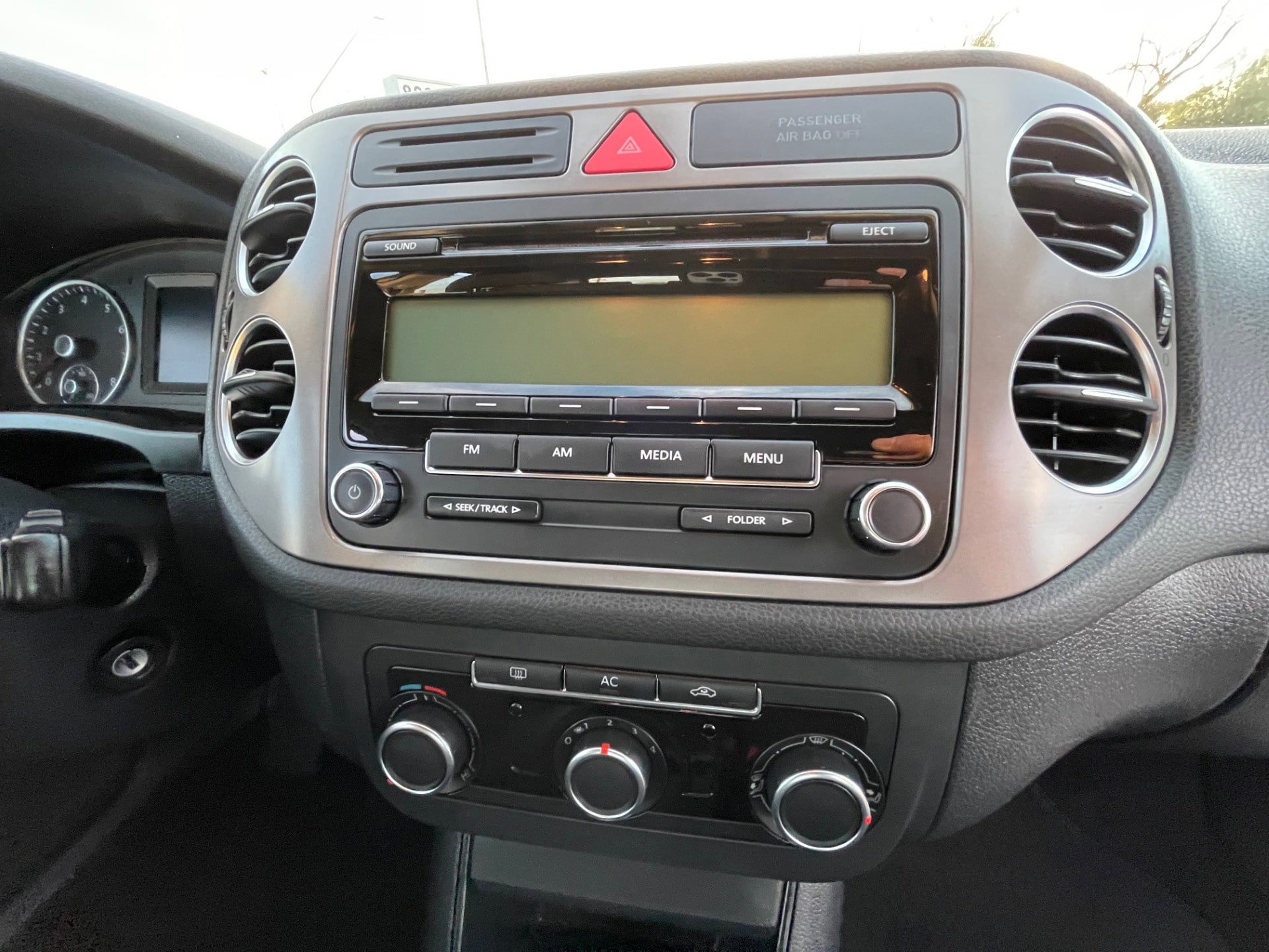 Used 2011 Volkswagen Tiguan SE image 16