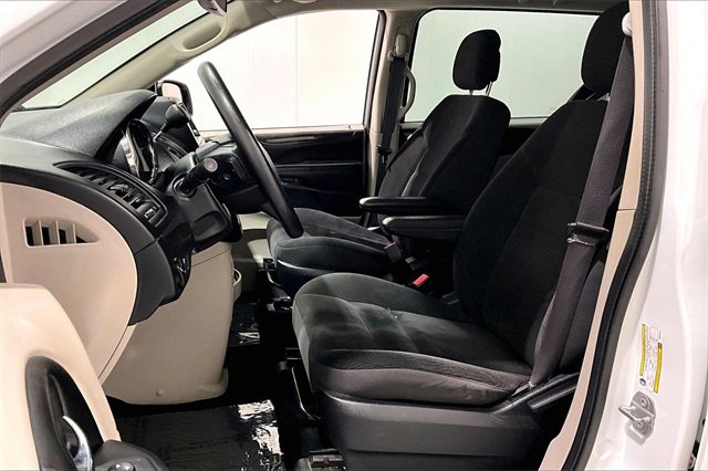 Used 2019 Dodge Grand Caravan SE w/ UConnect Hands-Free Group image 22