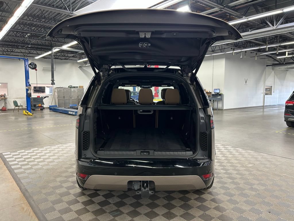 Used 2024 Land Rover Discovery Dynamic SE AWD/4WD image 7