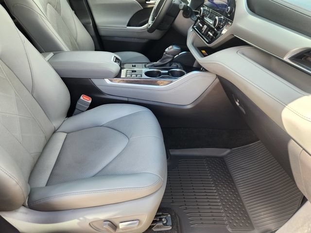 Certified 2025 Toyota Highlander Platinum AWD/4WD image 14