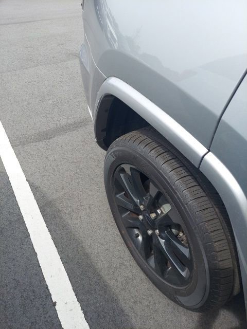 Used 2017 Jeep Grand Cherokee Altitude image 15