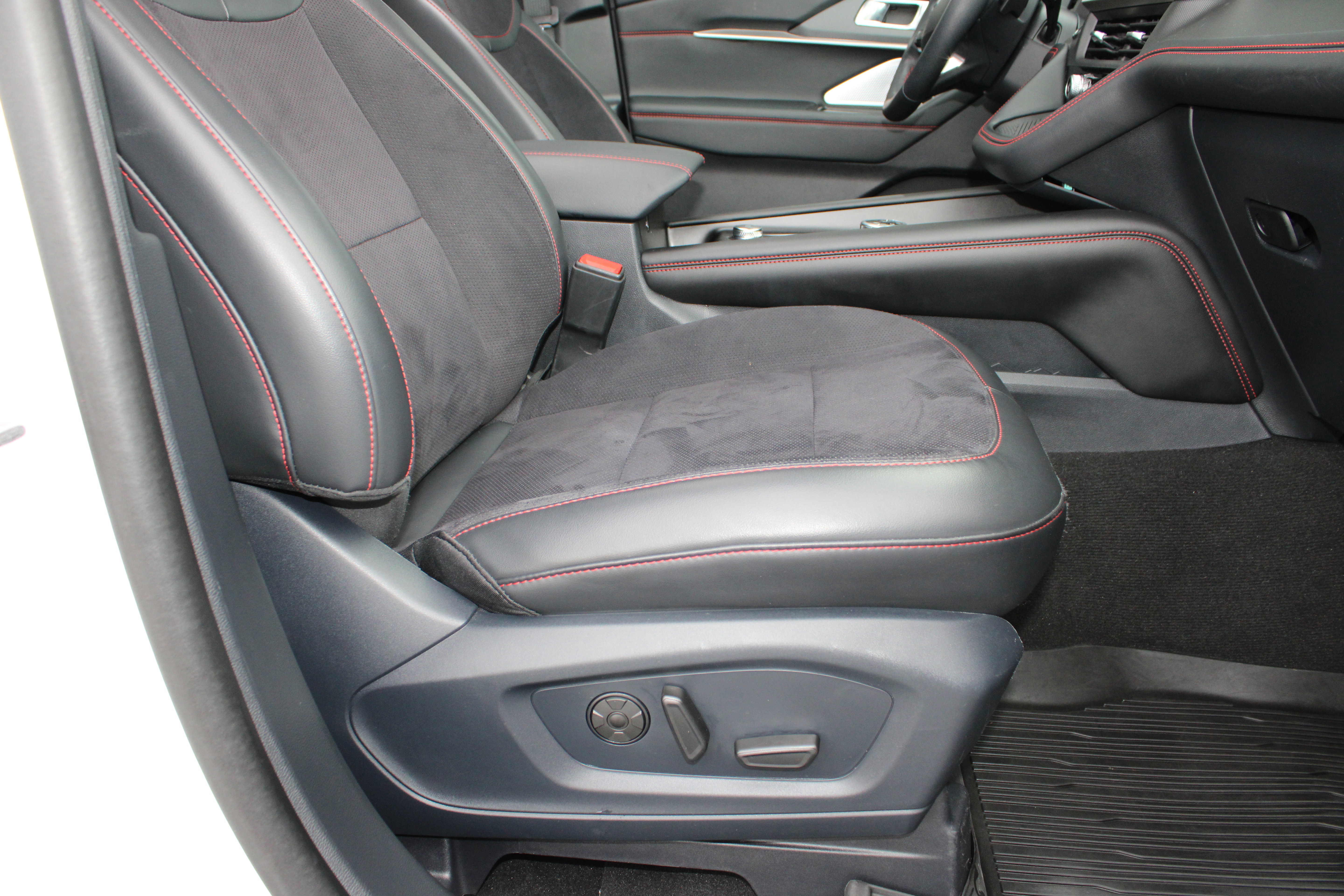 Used 2025 Ford Explorer ST image 19