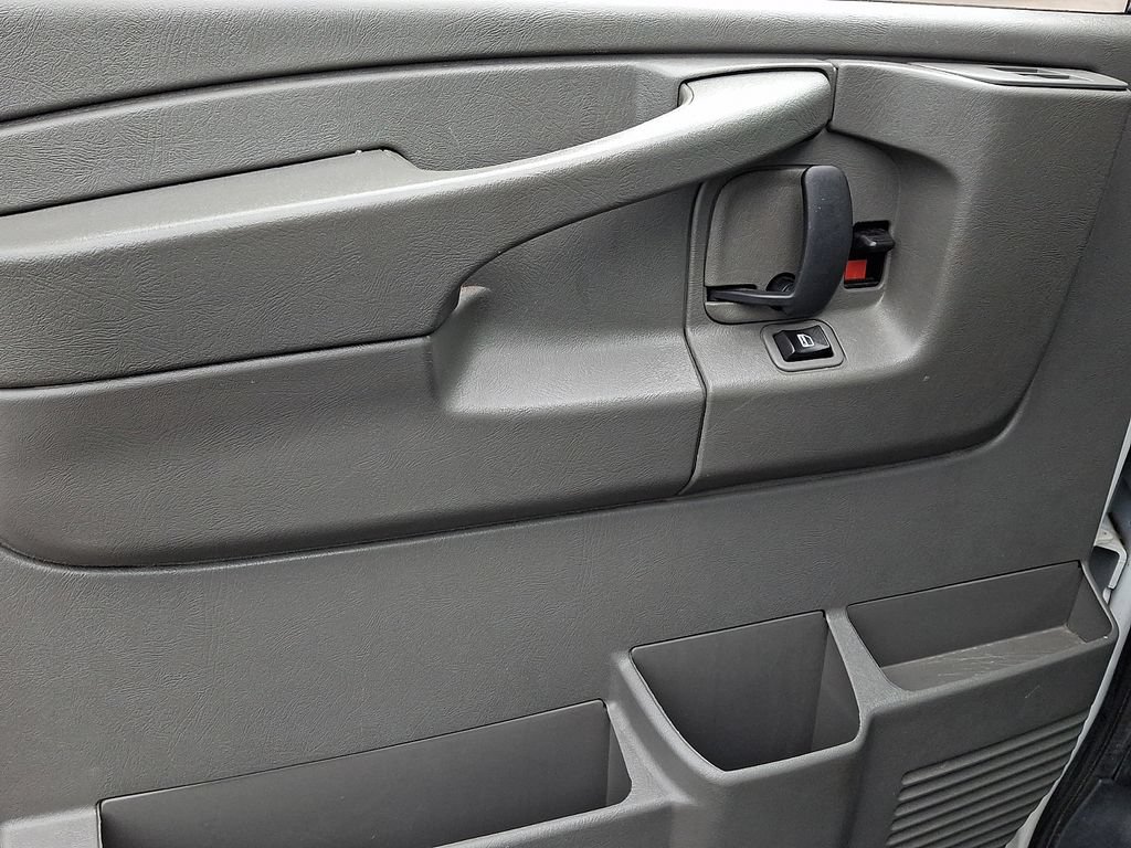 Used 2015 Chevrolet Express 2500 RWD image 16
