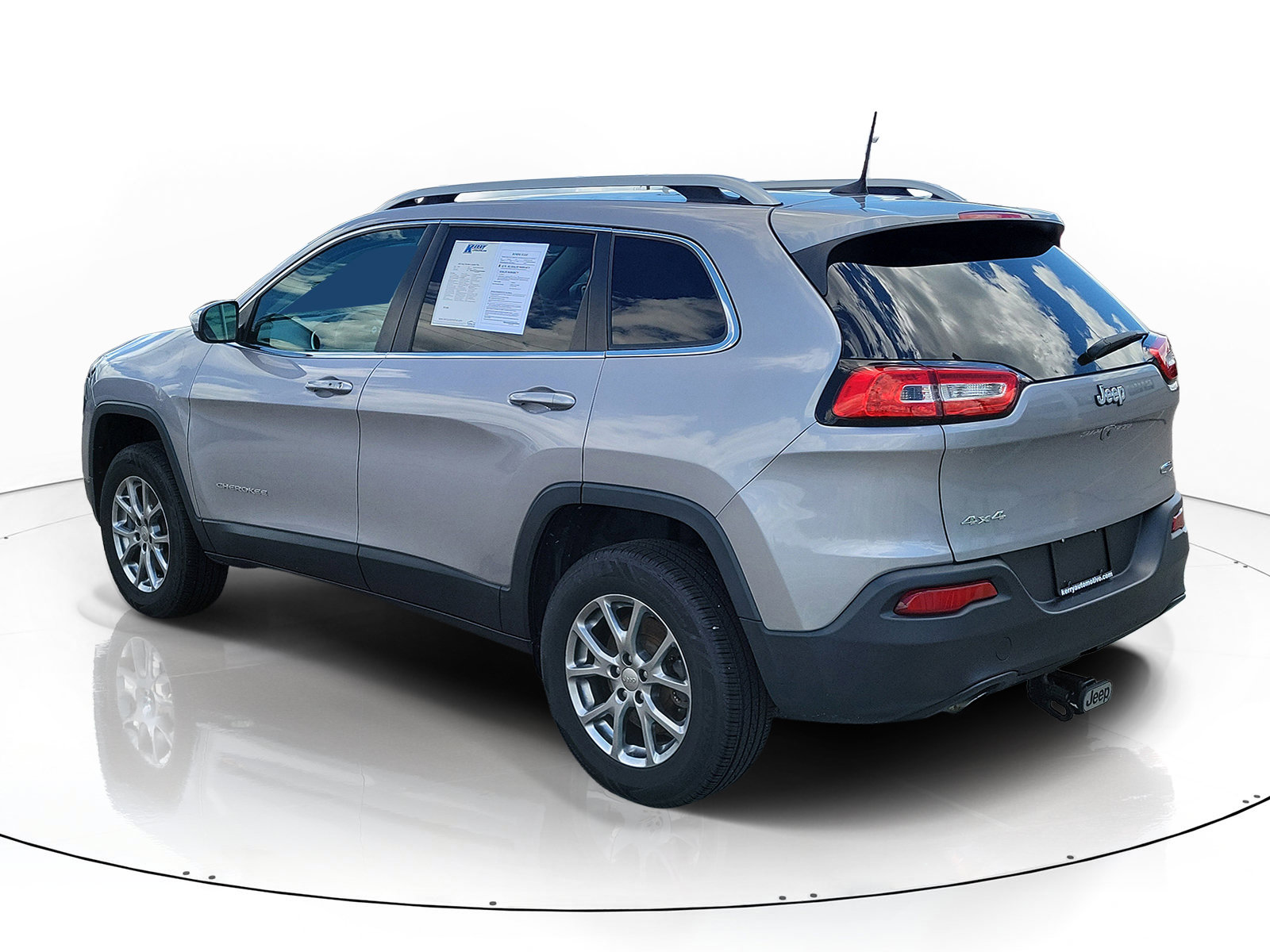 Used 2018 Jeep Cherokee Latitude Plus w/ Cold Weather Group AWD/4WD image 4