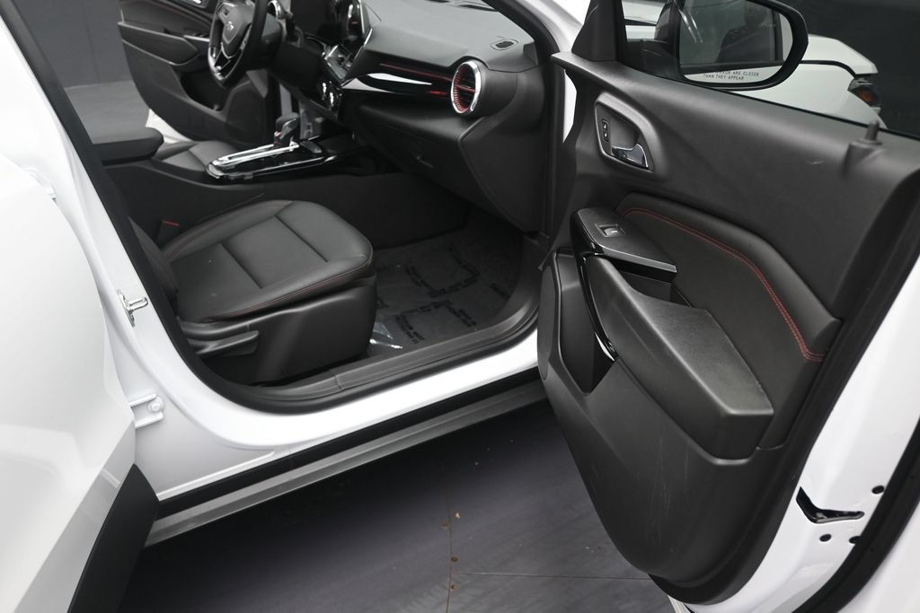 Used 2025 Chevrolet Trax RS w/ Sunroof Package FWD image 15