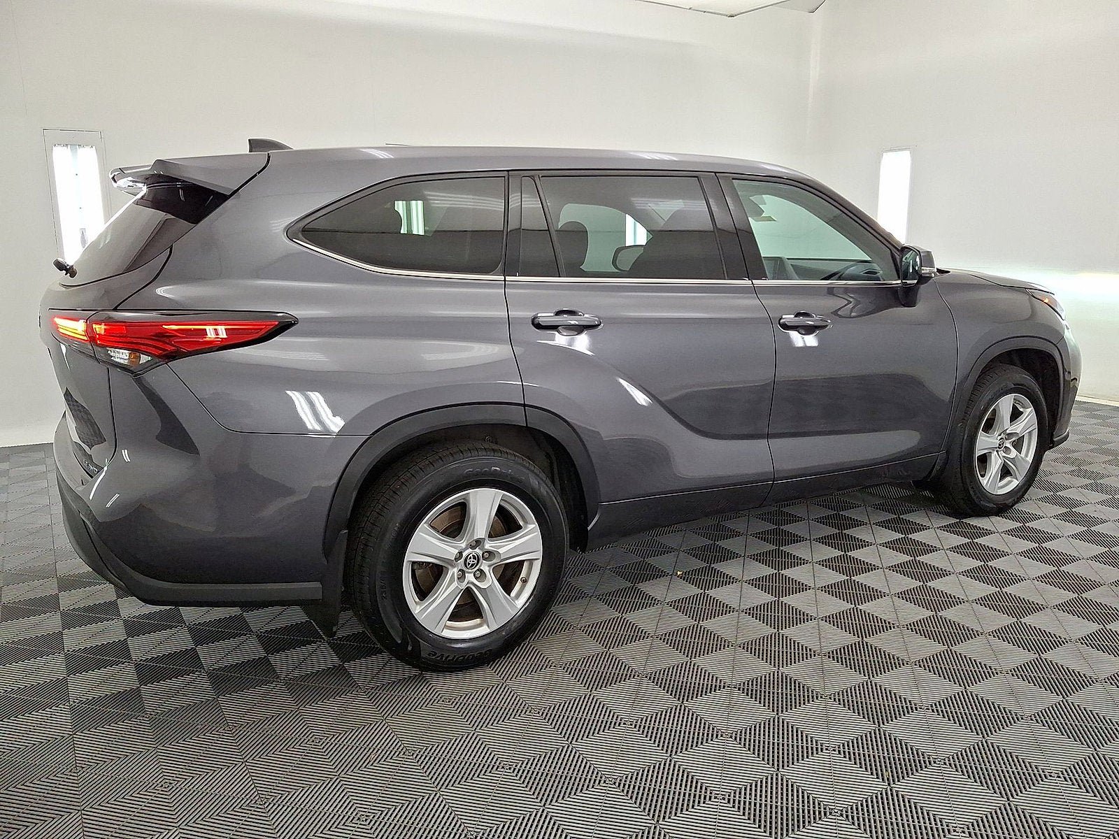 Used 2022 Toyota Highlander LE image 25