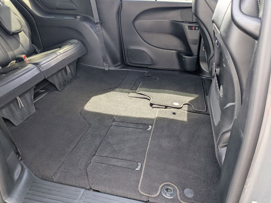 Used 2025 Chrysler Pacifica Select image 27