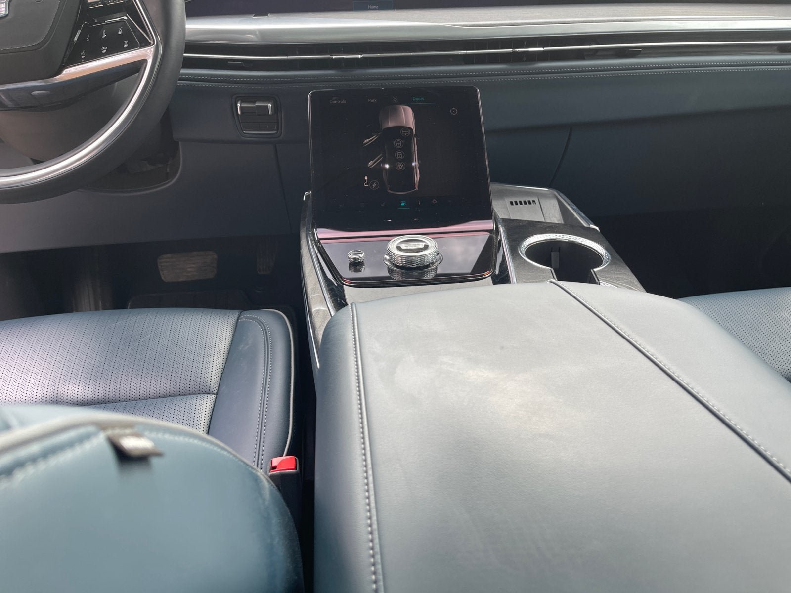 Certified 2025 Cadillac Escalade IQ Luxury 2 w/ LPO, Premium Carpet Package AWD/4WD image 11
