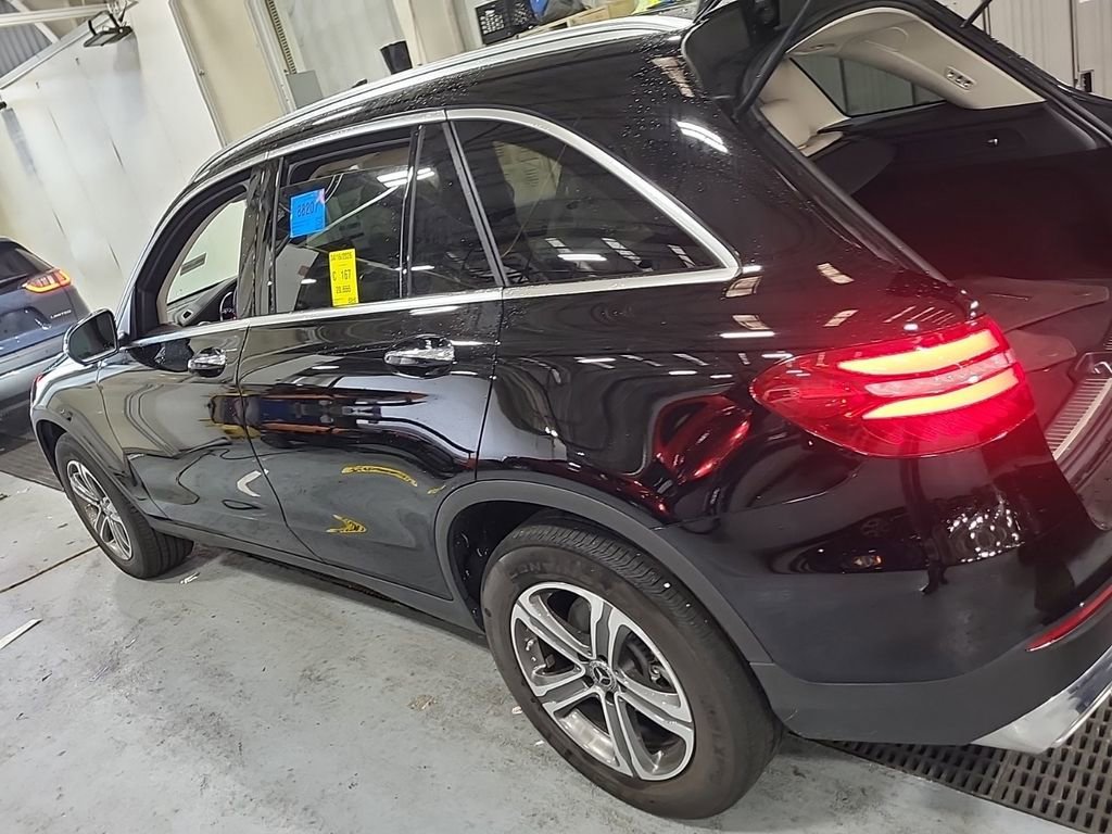 Used 2017 Mercedes-Benz GLC 300 4MATIC image 2