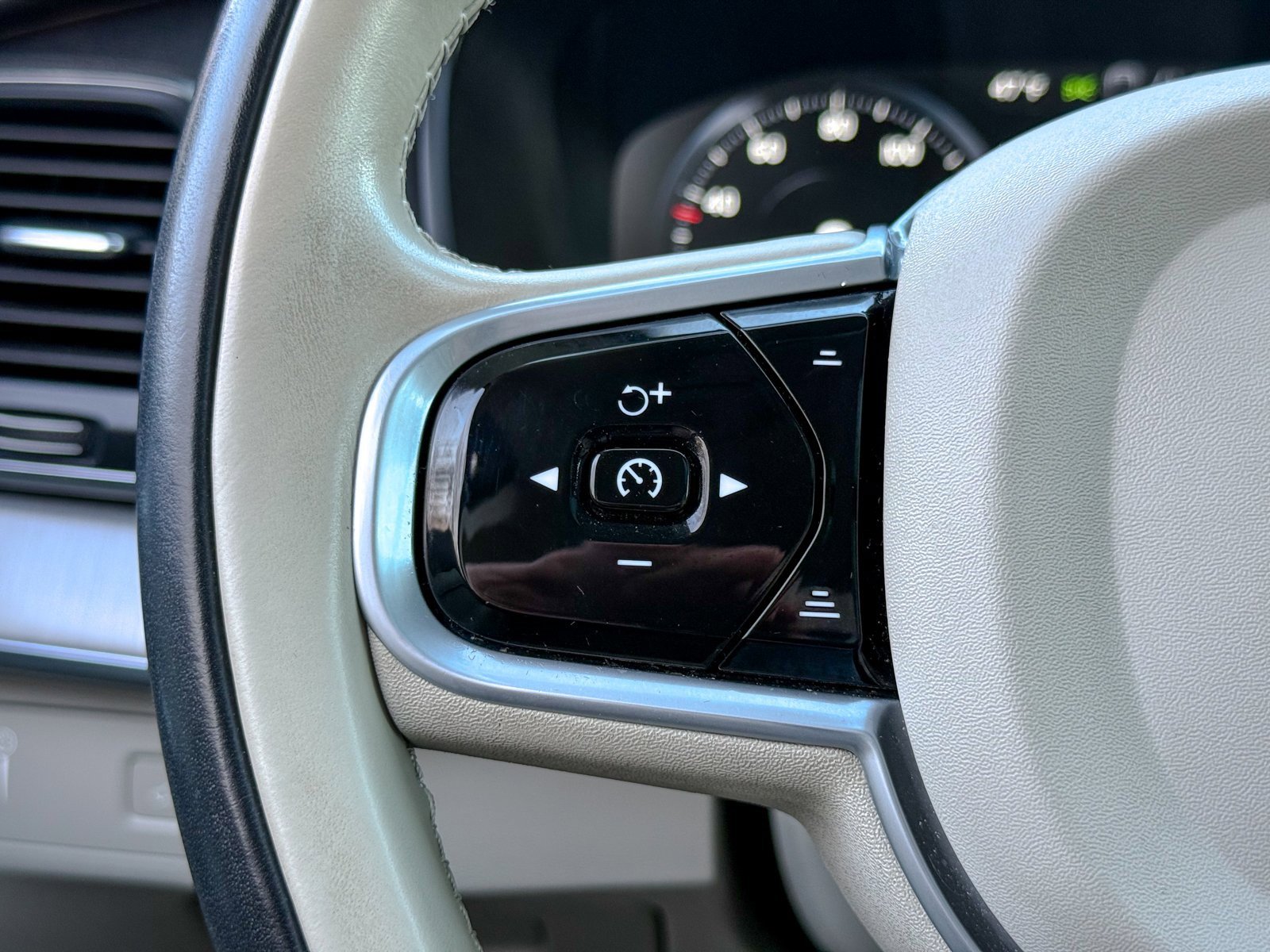 Used 2022 Volvo XC90 T5 Momentum w/ Climate Package image 40