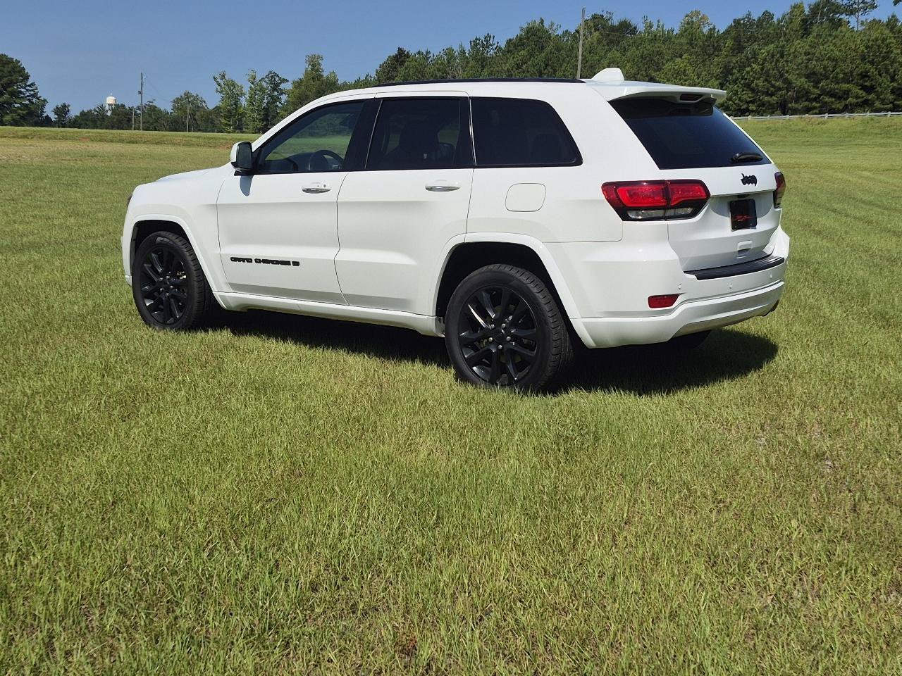 Used 2022 Jeep Grand Cherokee Laredo RWD image 6
