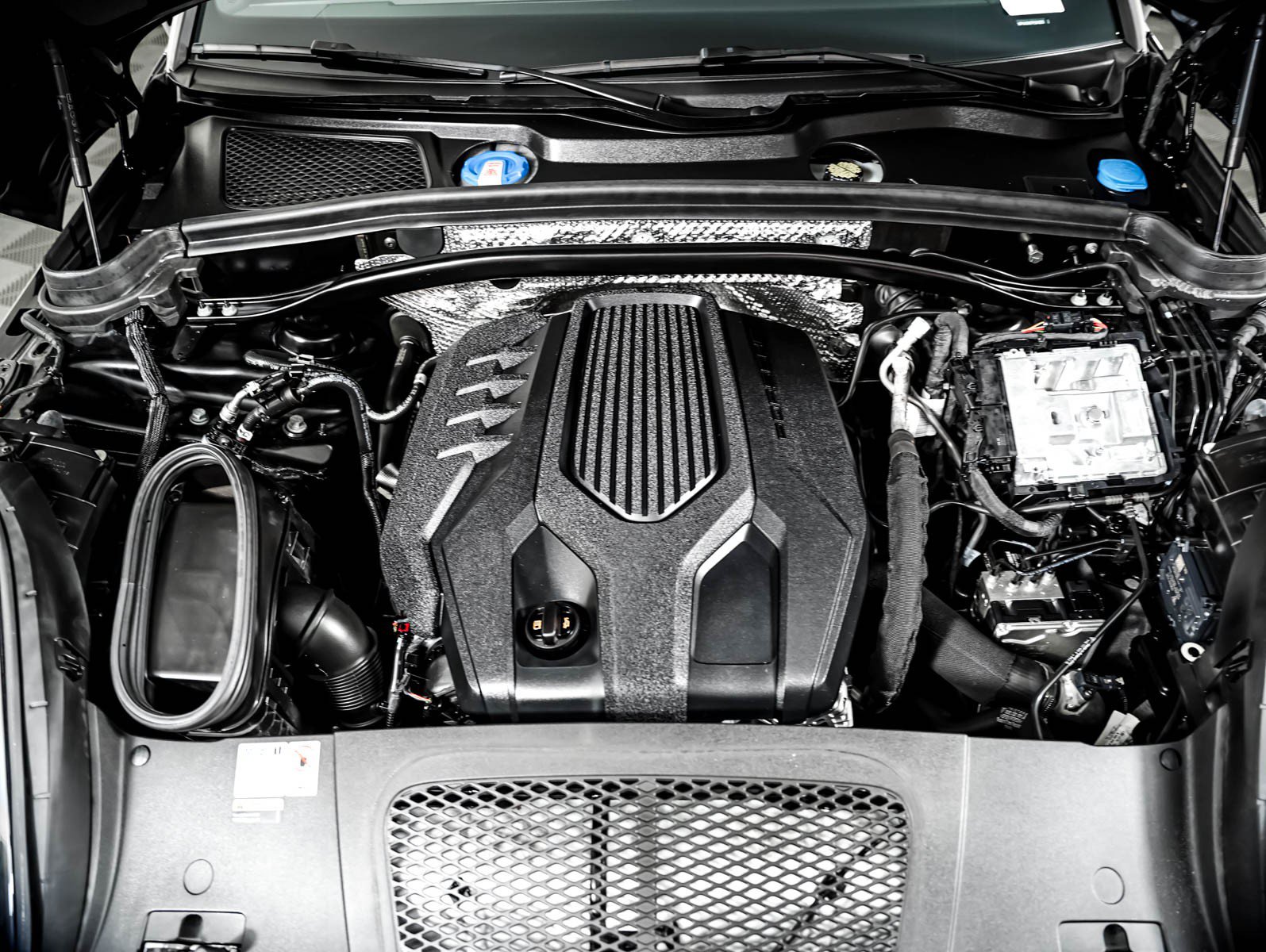 Certified 2023 Porsche Macan AWD/4WD image 12