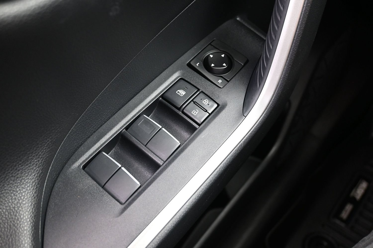 Used 2019 Toyota RAV4 Limited AWD/4WD image 25