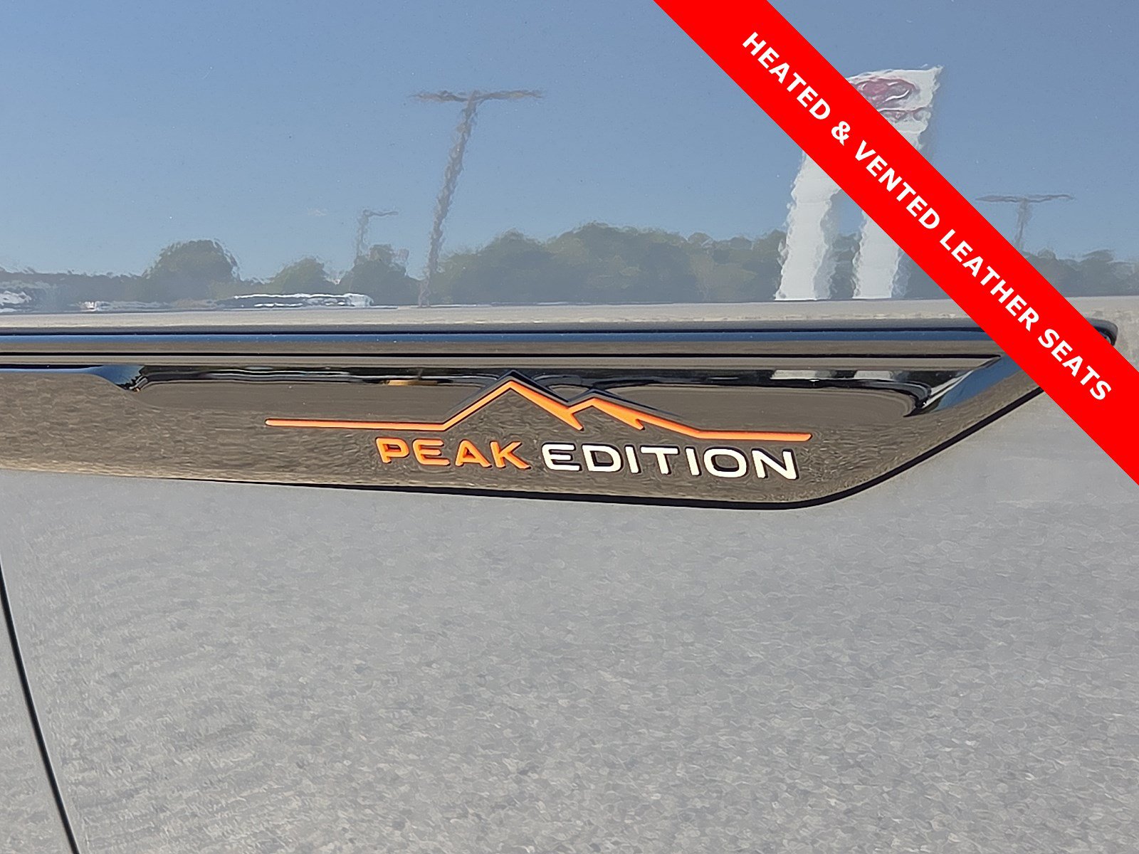 Used 2025 Volkswagen Atlas Peak Edition SE AWD/4WD image 8