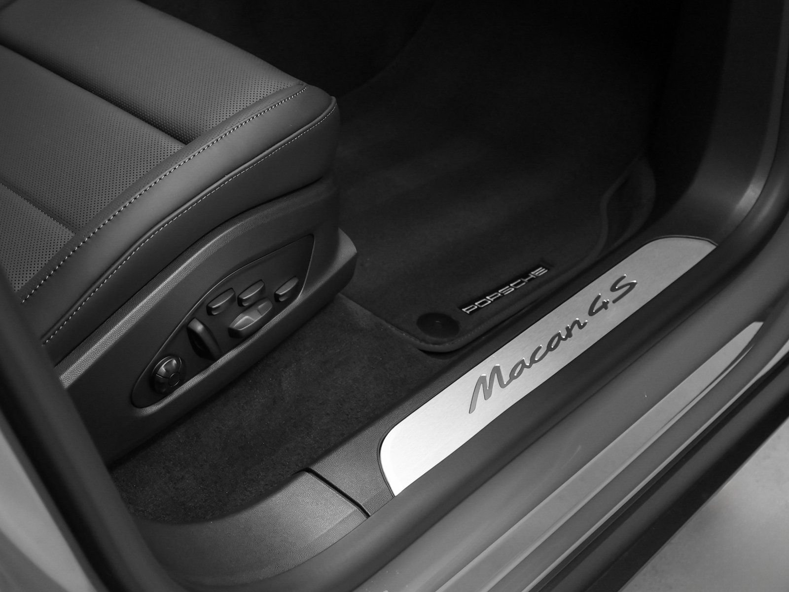 New 2025 Porsche Macan 4S Electric image 22