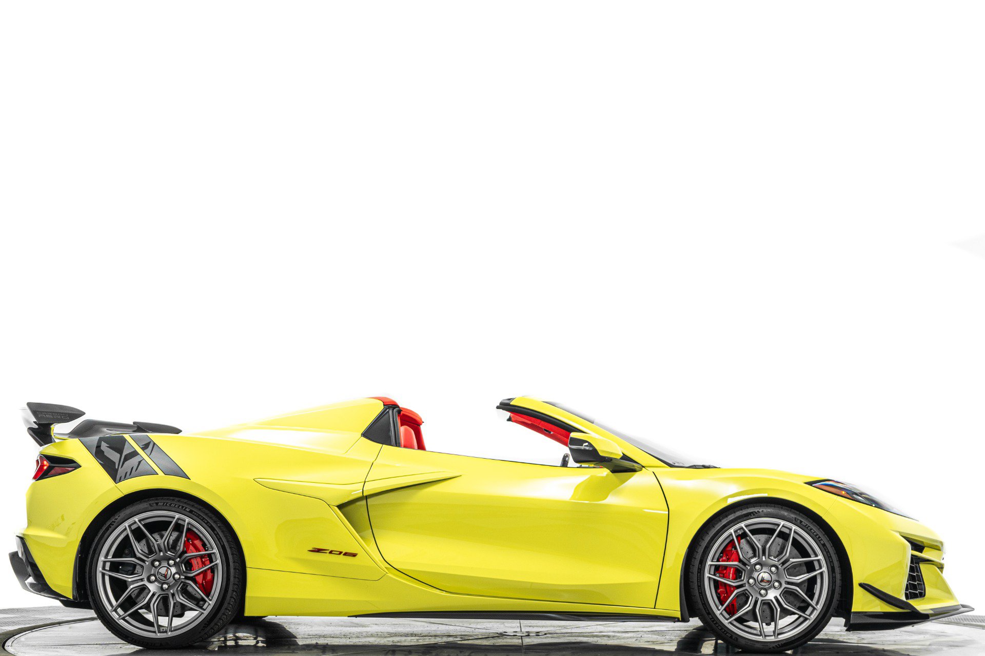 Used 2024 Chevrolet Corvette Z06 w/ Z07 Performance Package RWD image 2