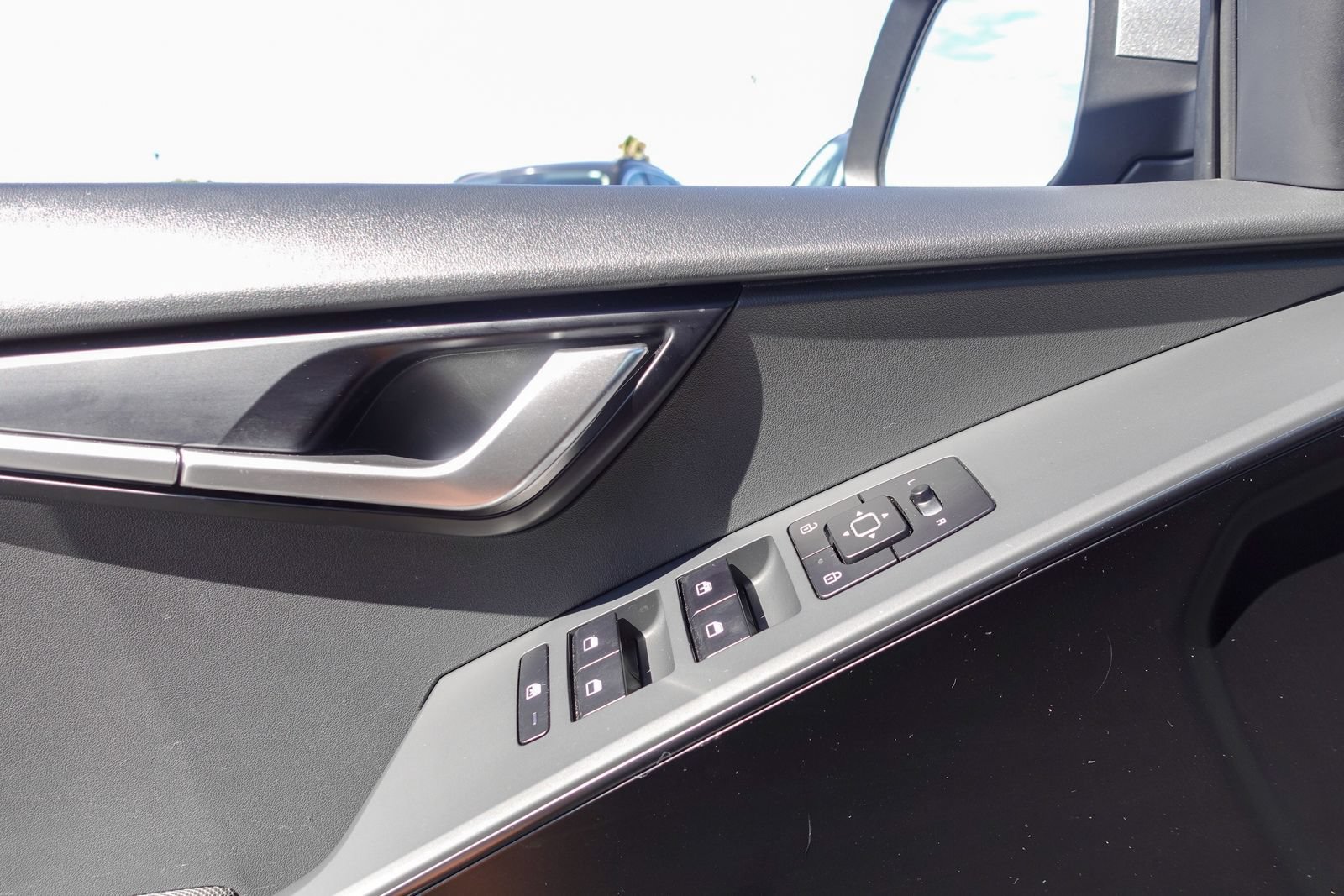 Used 2025 Kia Niro LX FWD image 15