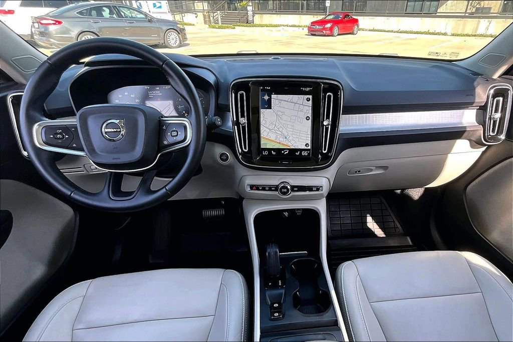 Used 2021 Volvo XC40 T5 Momentum w/ Premium Package image 17