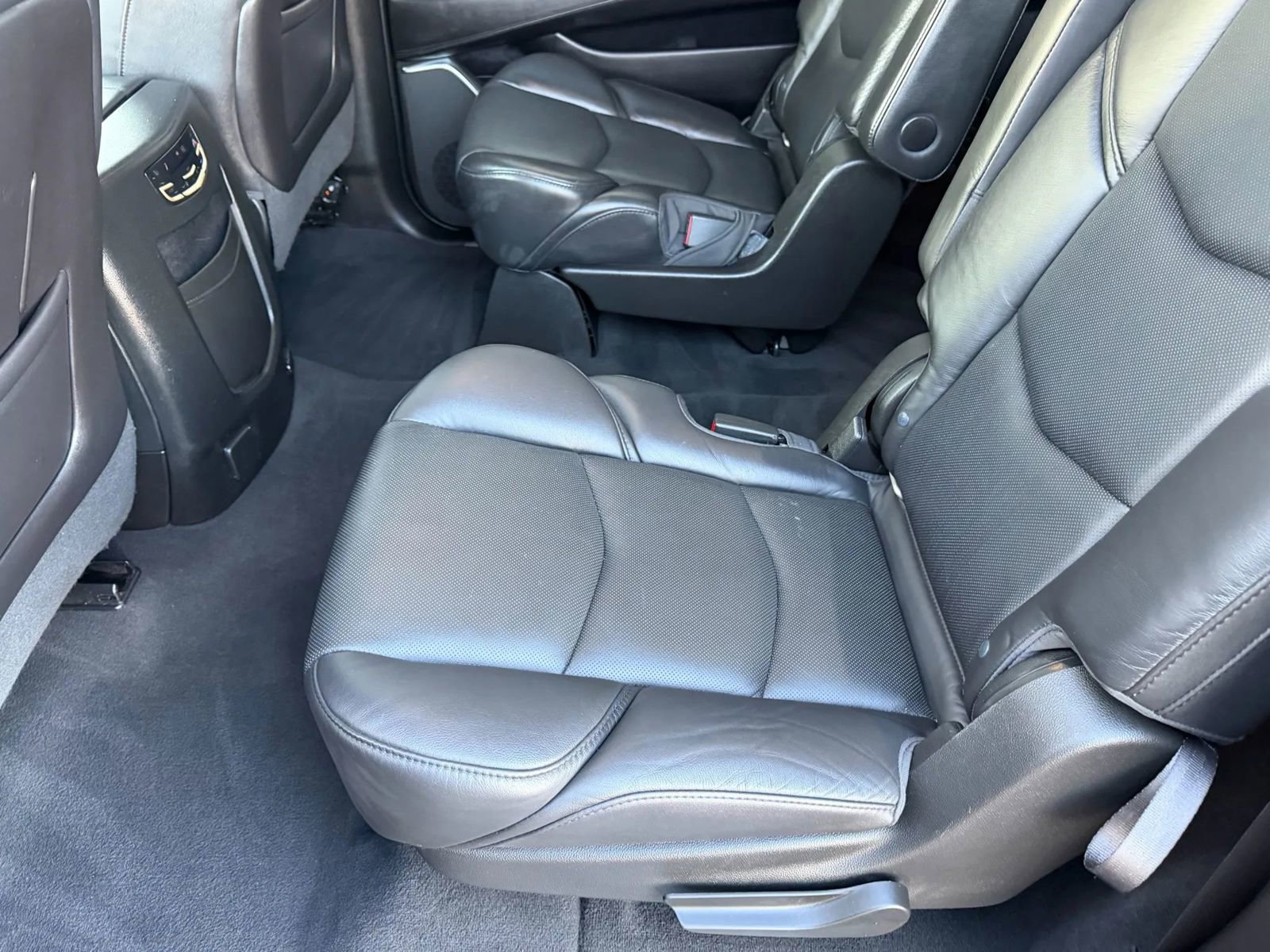 Used 2018 Cadillac Escalade ESV Luxury AWD/4WD image 18