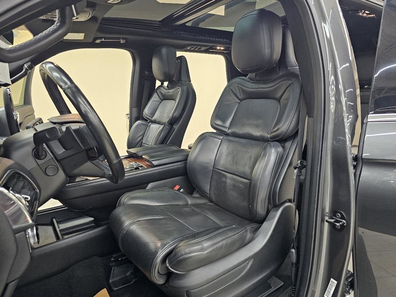 Used 2018 Lincoln Navigator Select w/ Technology Package image 17