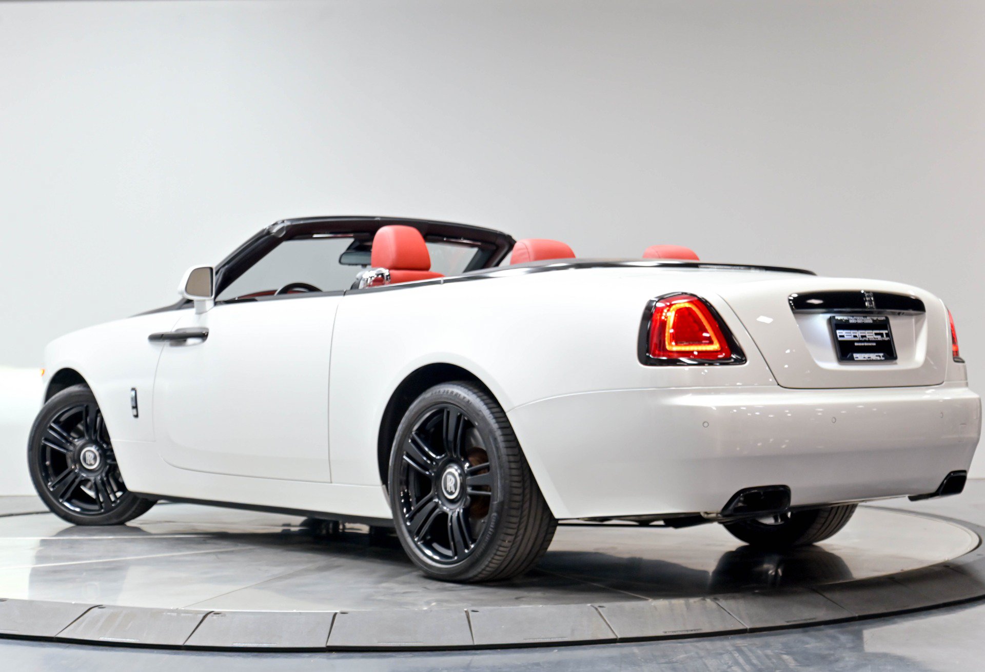 Used 2017 Rolls-Royce Dawn RWD image 53