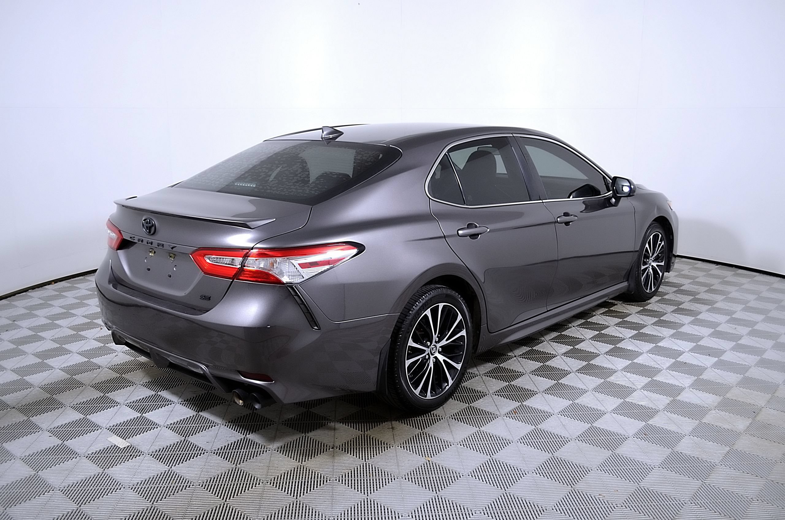 Used 2020 Toyota Camry SE FWD image 7