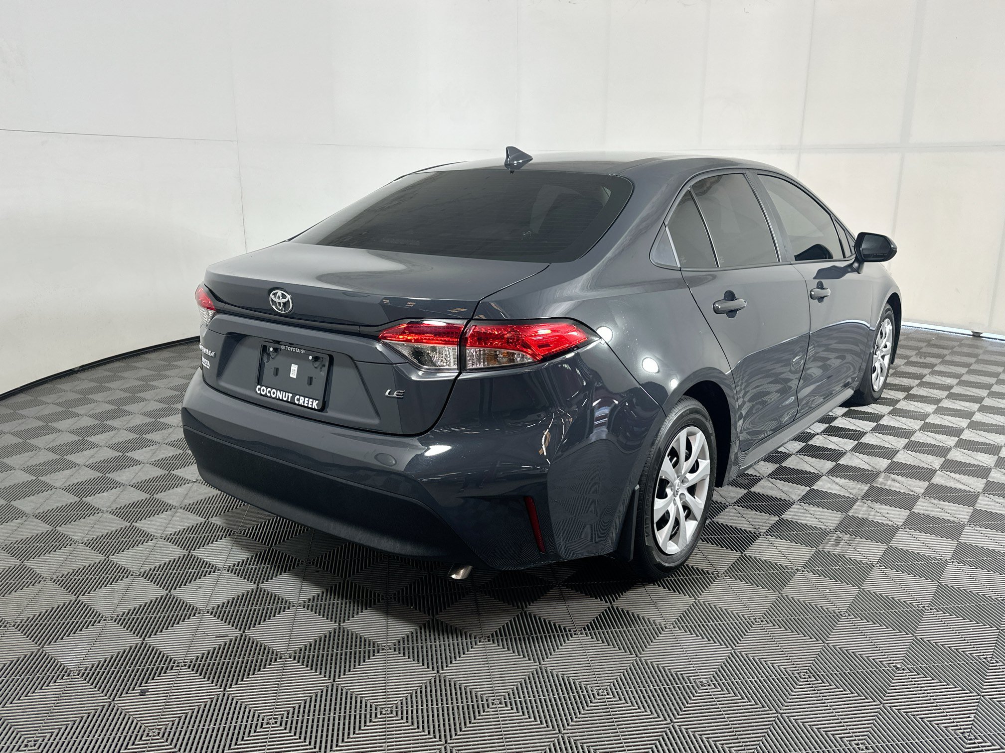 Used 2025 Toyota Corolla LE FWD image 3