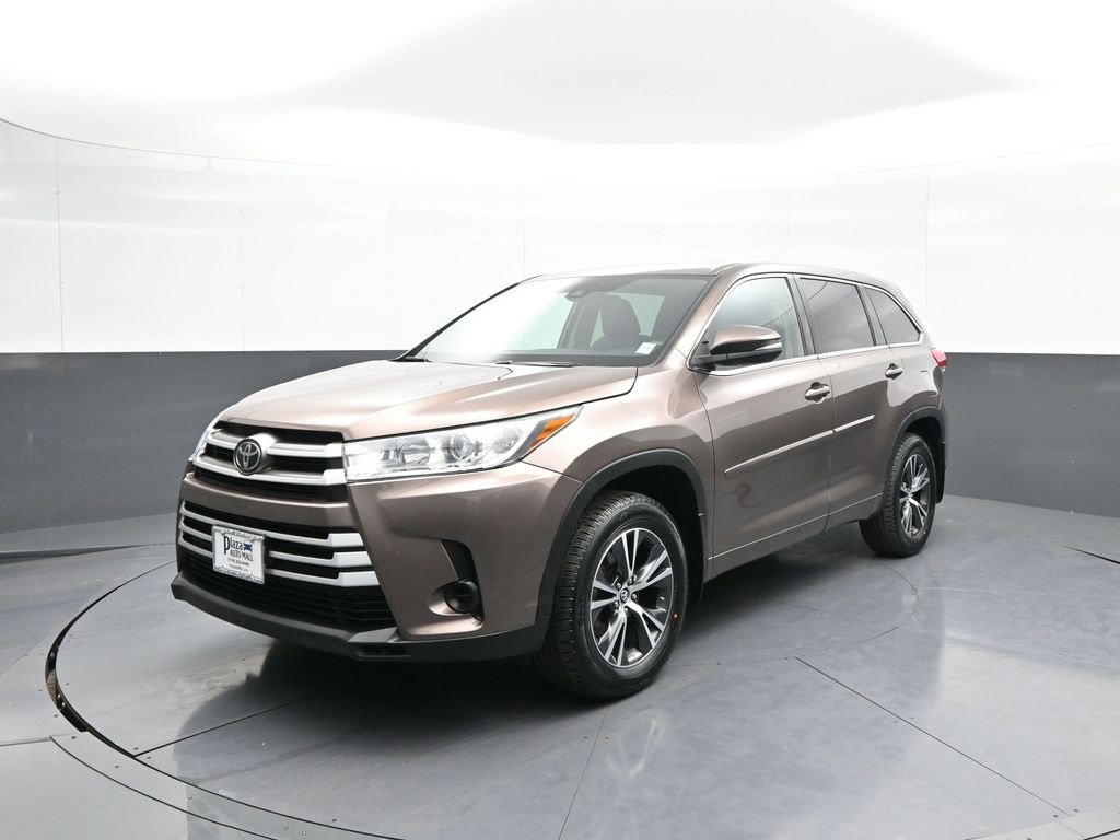 Certified 2018 Toyota Highlander LE image 1
