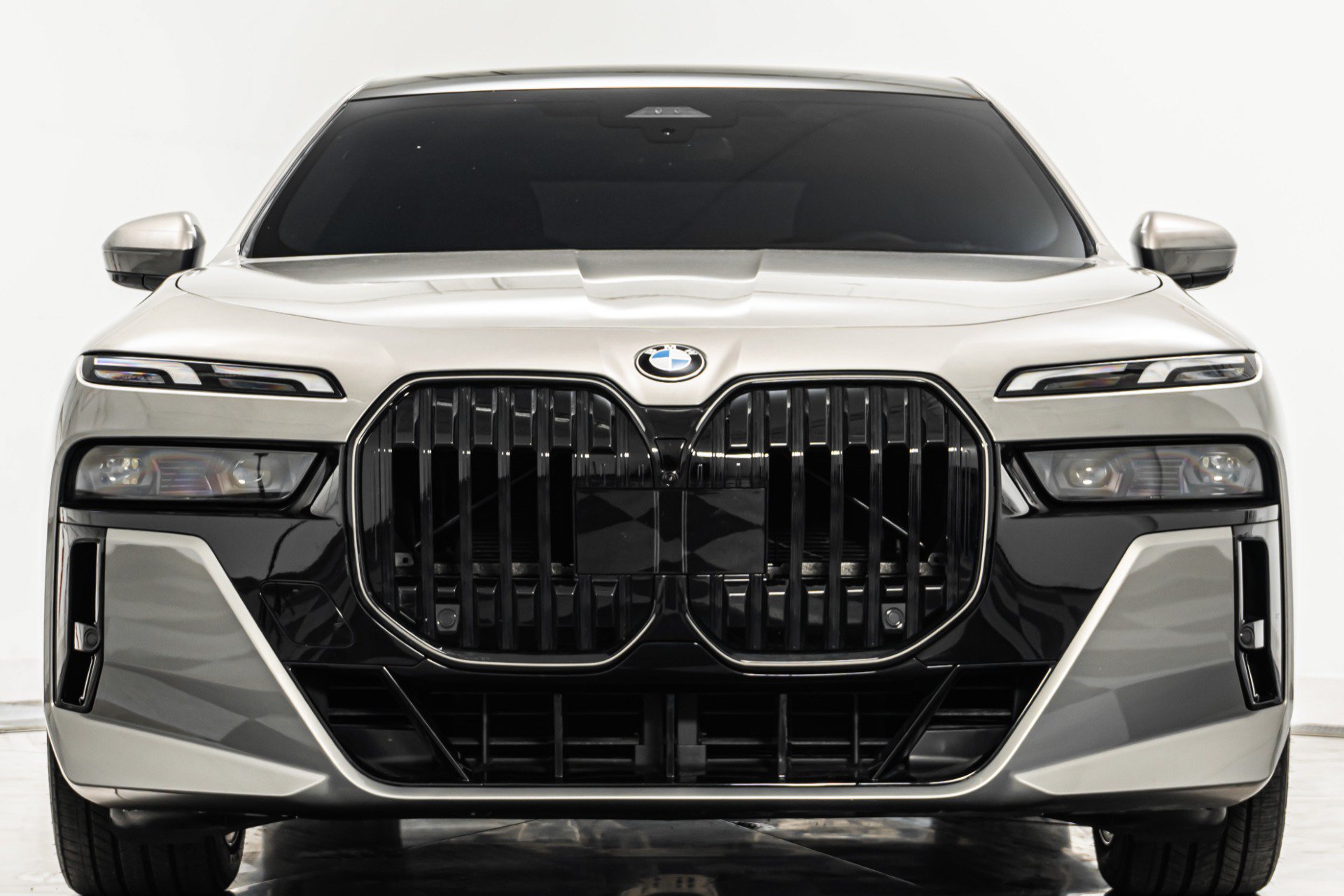 Used 2026 BMW 740i xDrive w/ Premium Package AWD/4WD image 4