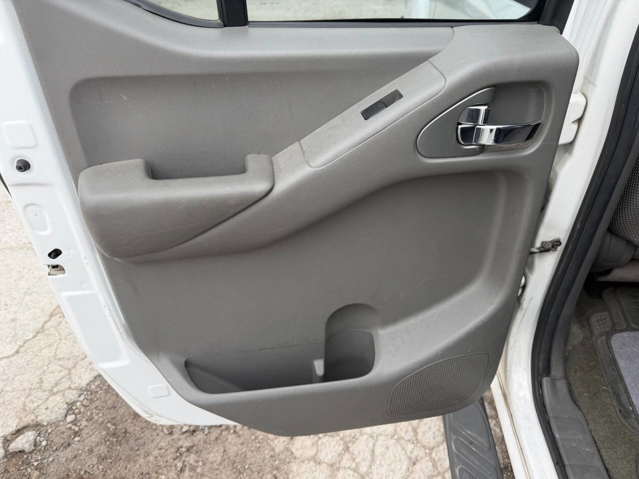 Used 2010 Nissan Frontier SE image 15