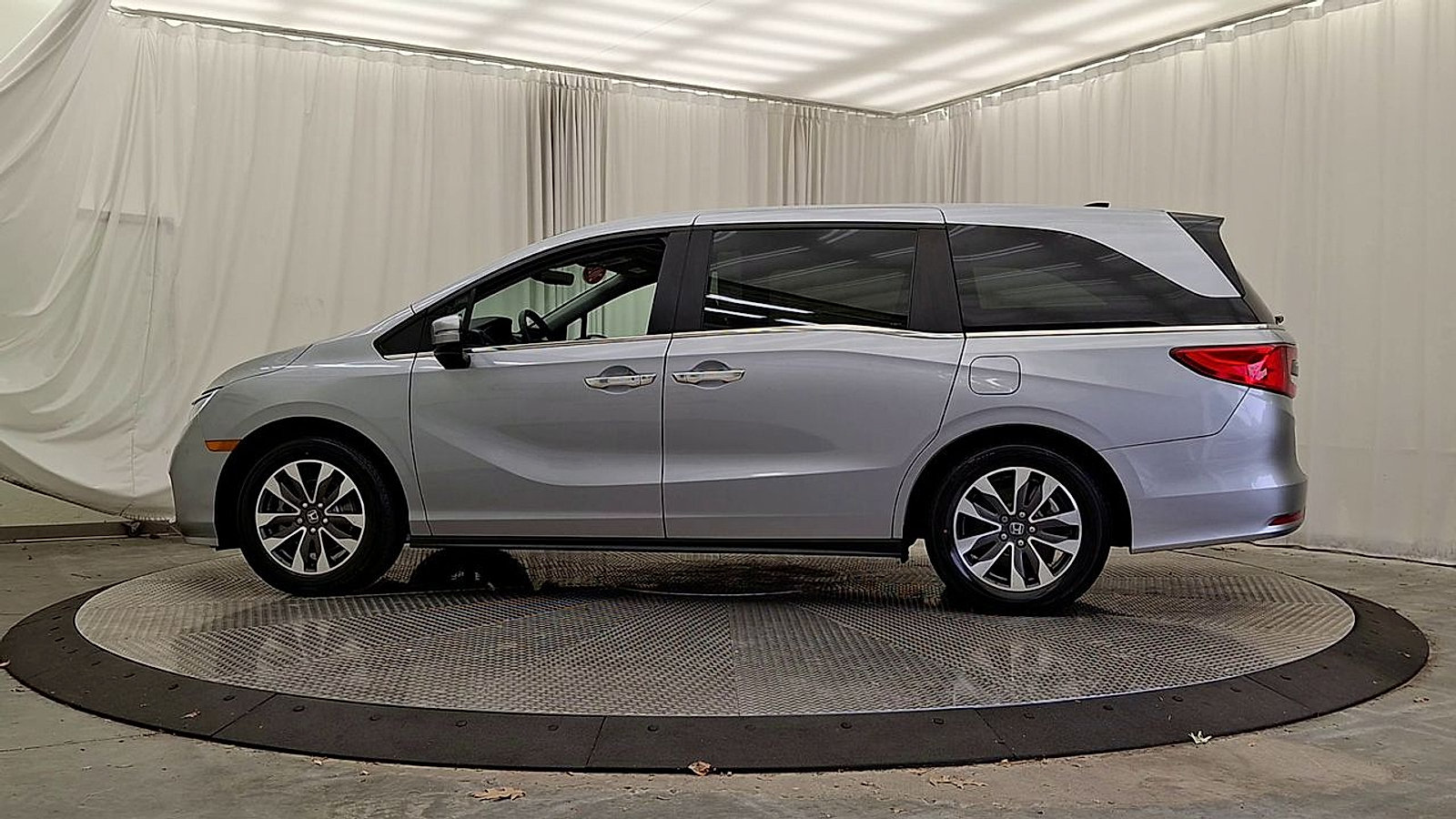 Used 2023 Honda Odyssey EX-L image 2