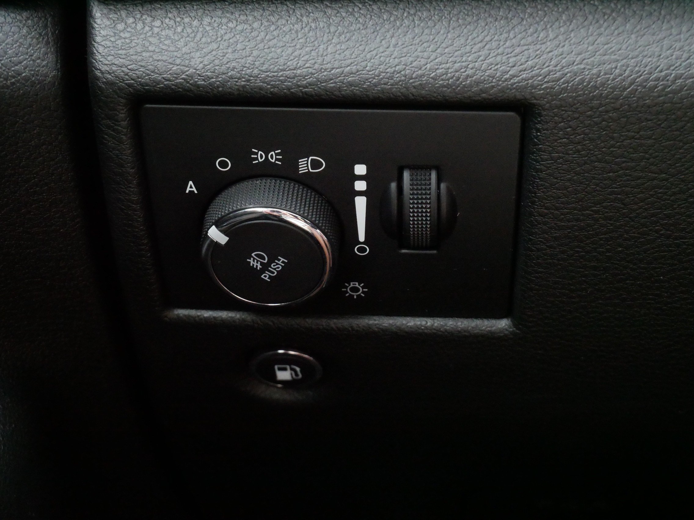 Used 2020 Jeep Grand Cherokee Laredo AWD/4WD image 26