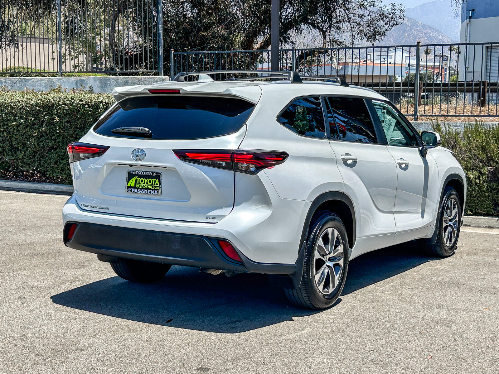 Used 2024 Toyota Highlander XLE FWD image 6