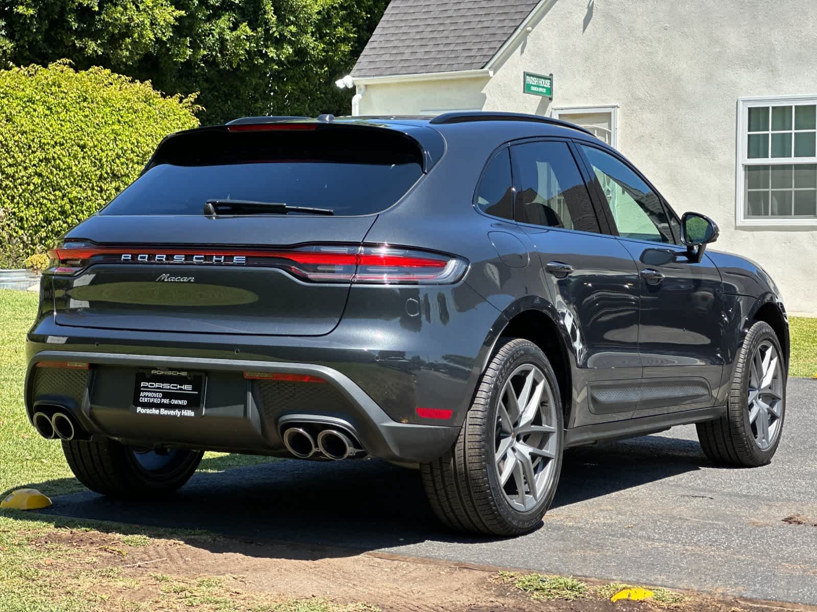 Certified 2025 Porsche Macan AWD/4WD image 8