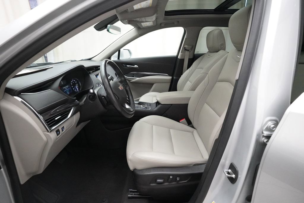 Used 2019 Cadillac XT4 Luxury w/ Cold Weather Package FWD image 7