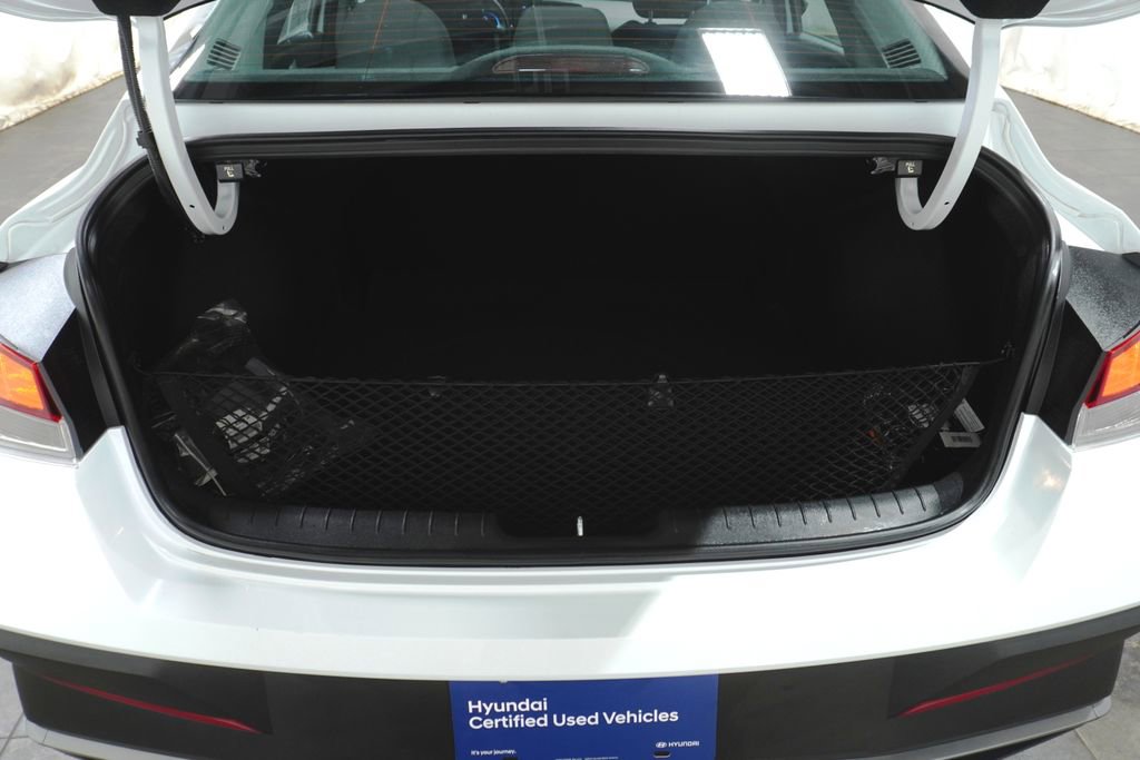 Certified 2025 Hyundai Elantra SE image 6