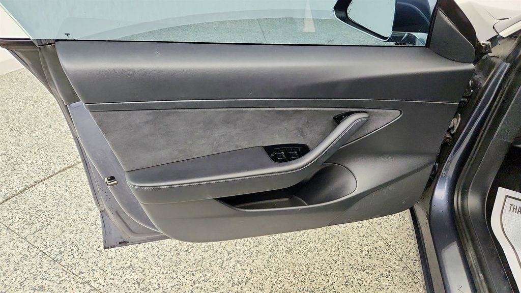 Used 2020 Tesla Model 3 Standard Range RWD image 11