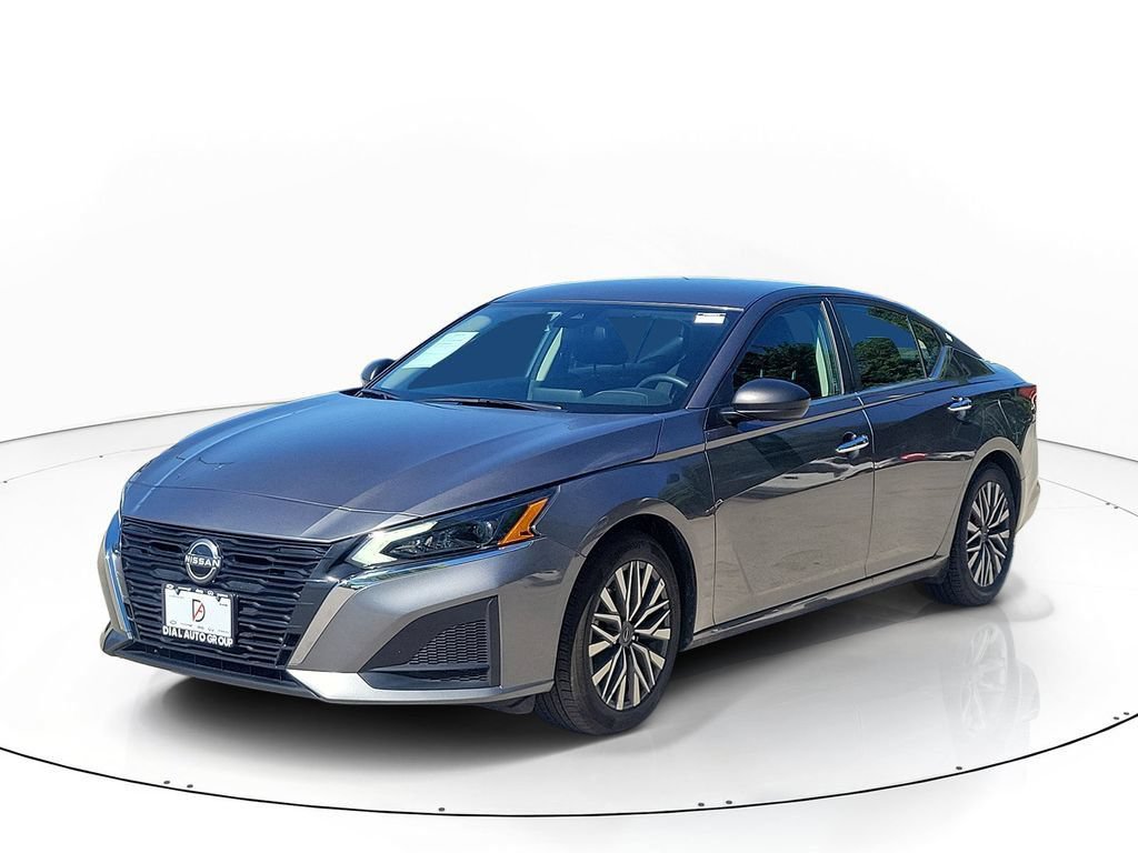 Used 2025 Nissan Altima 2.5 SV FWD image 2