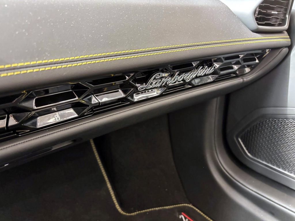 Used 2024 Lamborghini Huracan EVO image 44