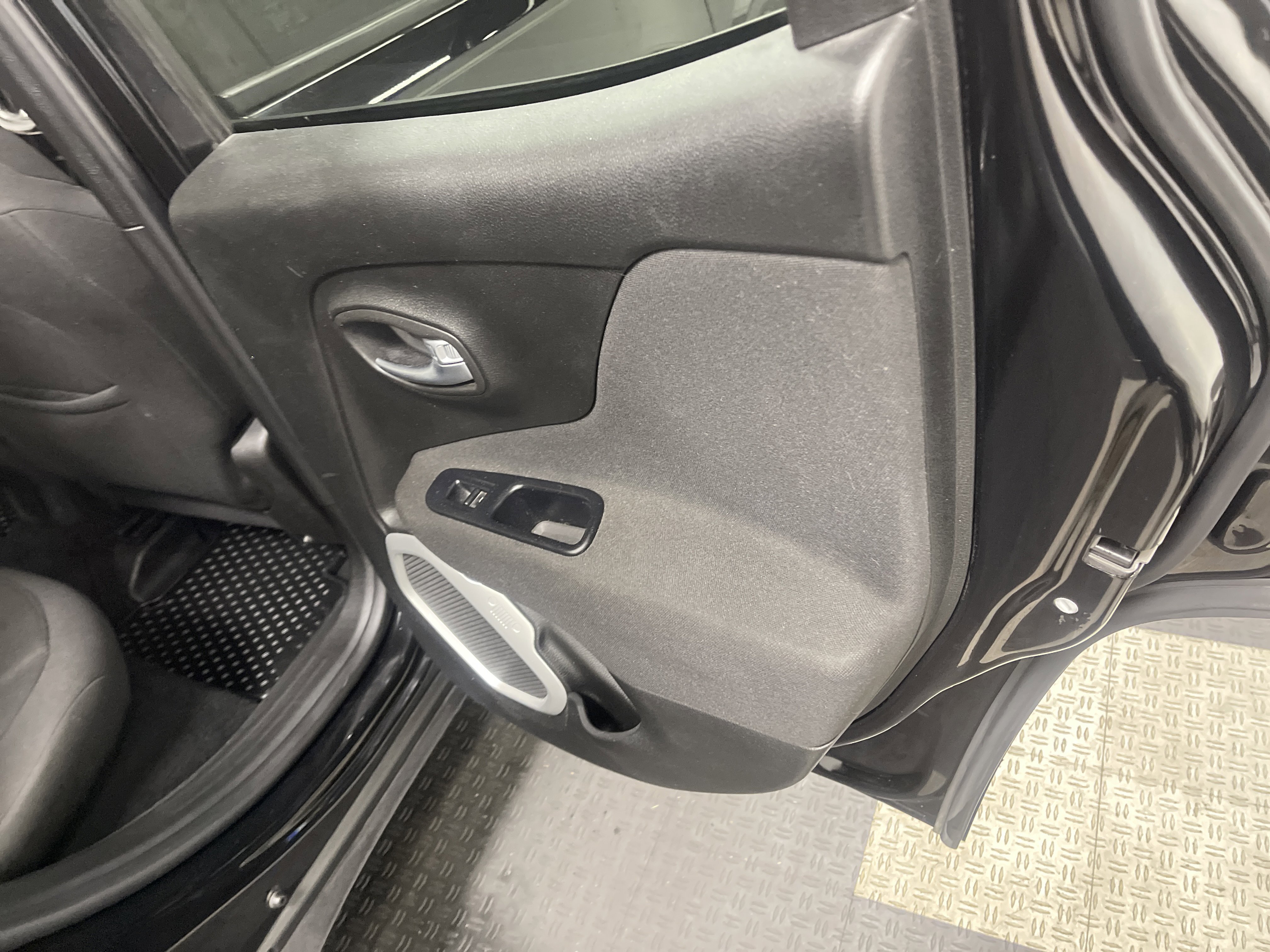 Used 2018 Jeep Renegade Latitude w/ Cold Weather Group image 19