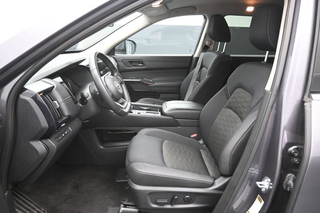 Used 2025 Nissan Pathfinder SV FWD image 18